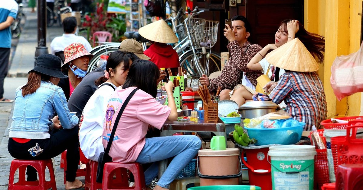 汇旅换算编辑部工作台上摊开的出境游行程单与手写汇率换算器计算草稿，窗外是清晨城市天光，氛围安静专注